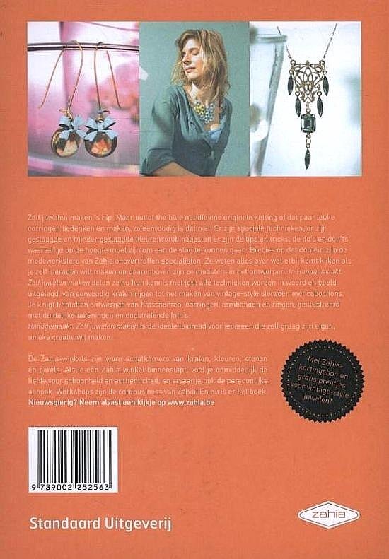 D'hoker , Ingeborg . & Inne Janssens . & Valerie Claessens . [ ISBN 9789002252563 ] 4419 - Handgemaakt . ( Zelf Zahia Juwelen Maken . ) Zelf juwelen maken is hip. Maar out of the blue net die ene originele ring, ketting of paar oorringen bedenken en maken, zo eenvoudig is dat niet. Er zijn speciale technieken, er zijn geslaagde en minder -