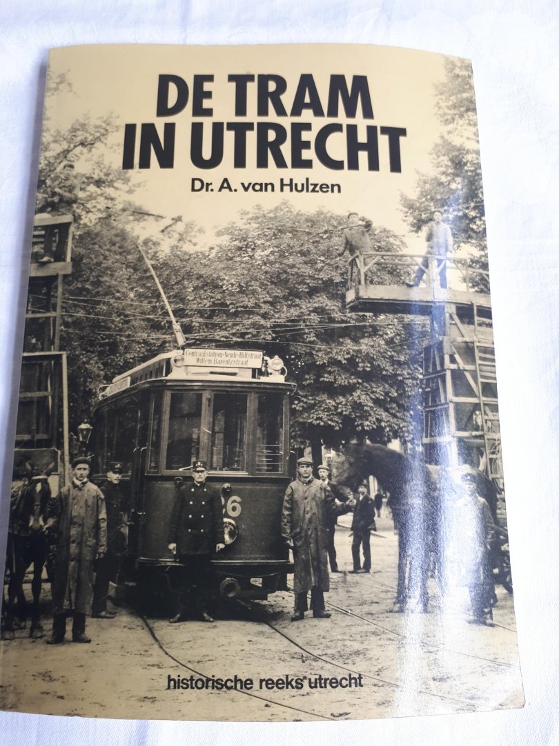 HULZEN, DR. A. VAN - De tram in Utrecht