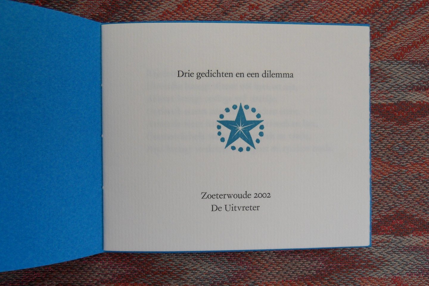 Meckama, Hessel. - Drie gedichten en een dilemma. [ Beperkte oplage, maar aantal niet vermeld ].