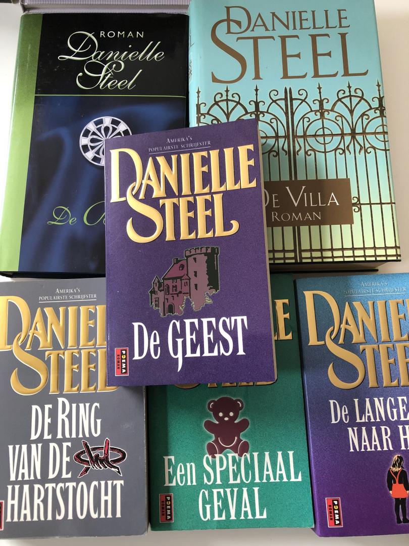 Danielle Steel - 6 boeken van Danielle Steel; De belofte, De Villa, De geest, Een lange weg naar huis, Een speciaal geval, de ring van de hartstocht