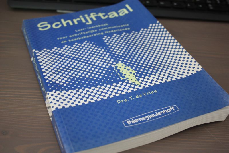 Vries, Drs. T. de - SCHRIJFTAAL
