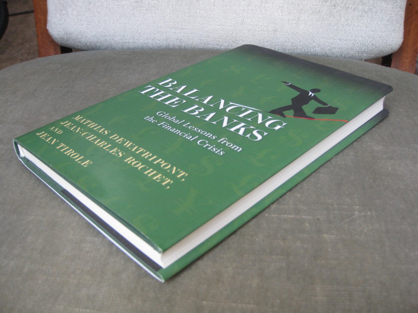 Dewatripont, Mathias  -  Rochet, Jean-Charles  -  Tirole, Jean - Balancing the Banks  -   Global Lessons from the Financial Crisis