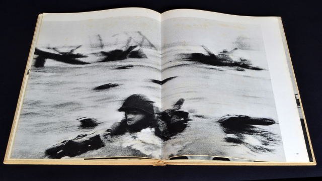 Capa, Robert (foto's) & John Steinbeck (voorwoord) - Images of War / with text from his own writings.