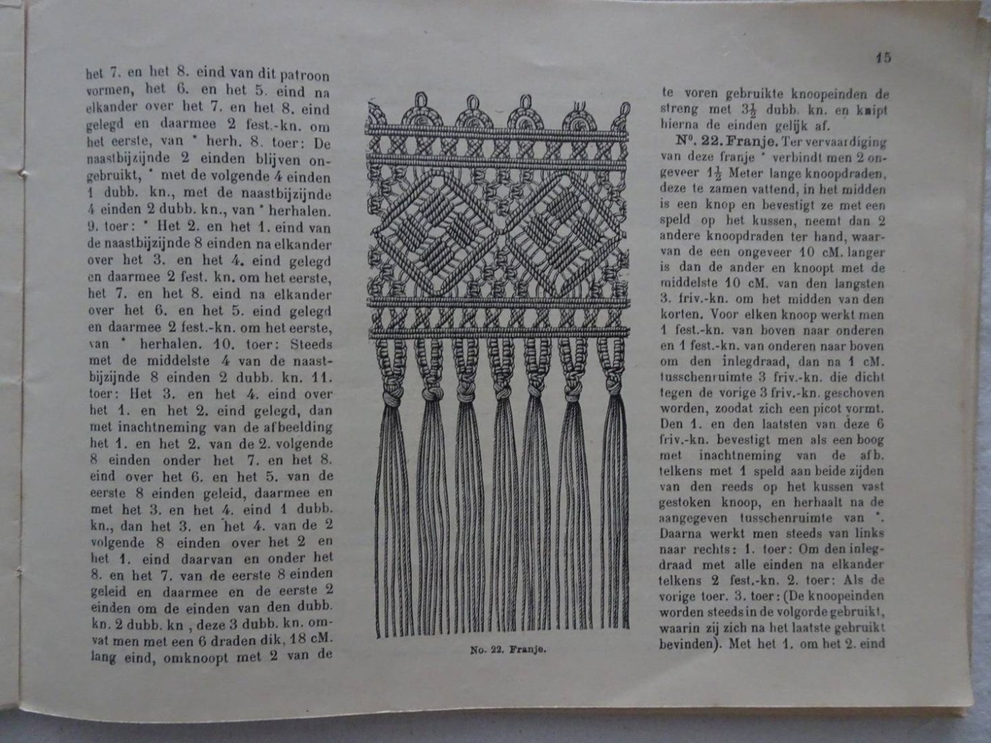 red.. - Handleiding voor vrouwelijke handwerken, de verschillende soorten van handwerken voor school en huis, door de redactie van "de Gracieuse". Handleiding in het Weitaschknoopwerk en het Frivolitéwerk (macramé).