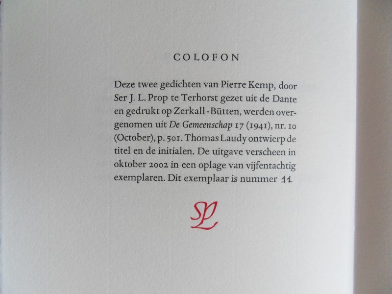 Kemp, Pierre. [met een handgeschreven en gesigneerde opdracht van de drukker]. - Twee gedichten. [ Genummerd ex. 11 / 85 ].