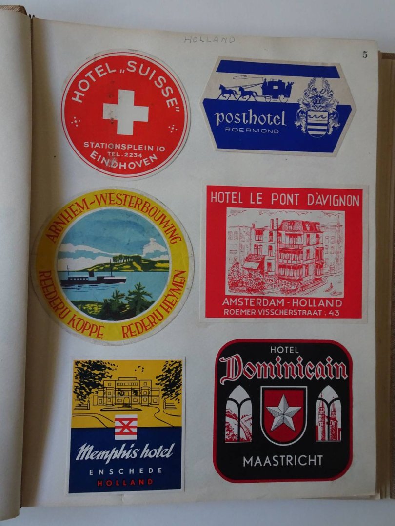 N.n.. - Plakboek met 112 verschillende hotel- en vakantiestickers- labels- en etiketten.