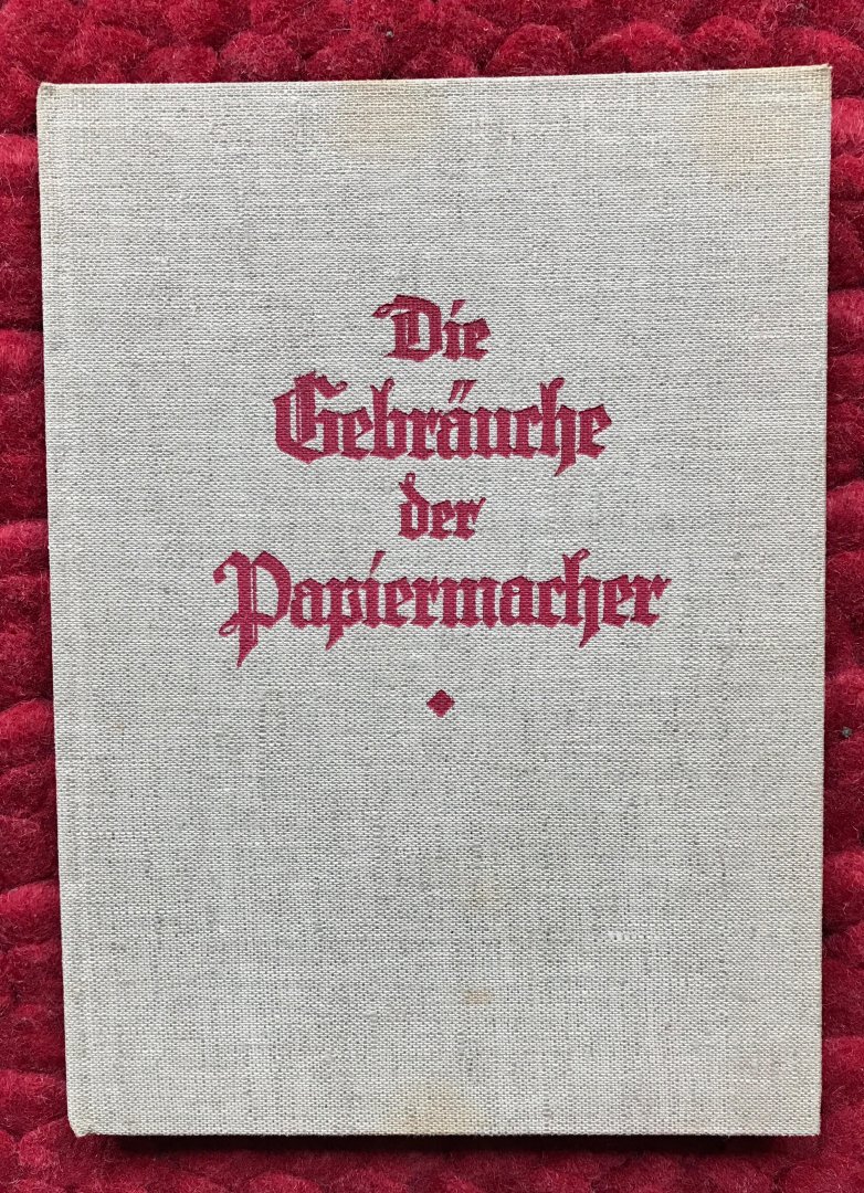 - Die Gebräuche der Papiermacher wie solche in teutschen Landen erst mündlich überliefert gewesen; denen wohledlen großachtbaren und kunsterfahrenen Herren Papiermachern zu Nutz und Frommen zugeeignet von dero getreuen Filzmachern von Asten.