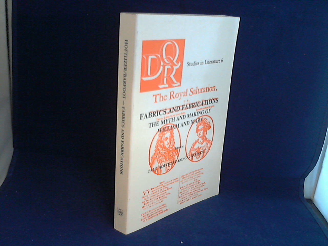 Hoftijzer, Paul and Barfoot, C.C. (edited by) - Fabrics and fabrications. The myth and making of William and Mary. DQR Studies in Literature 6