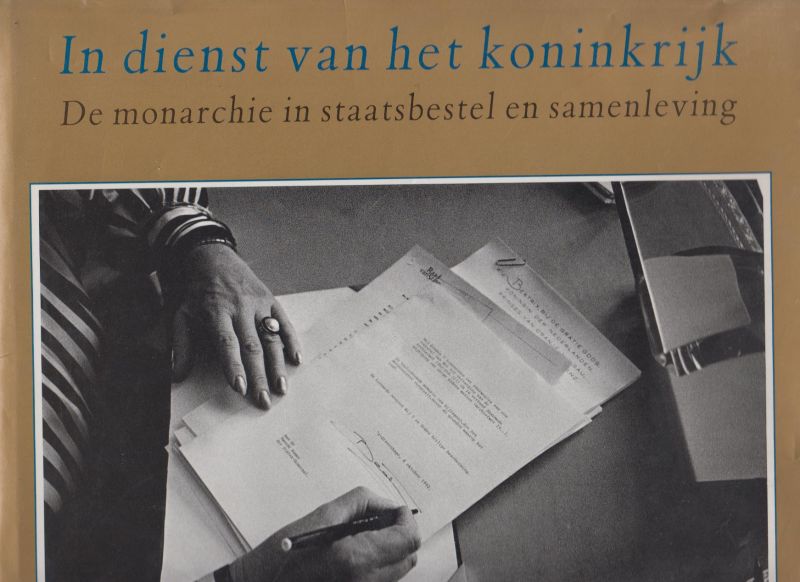 Wijnen (inleiding) fotografie Werry Crone, Harry van - In dienst van het koninkrijk. De monarchie in staatsbestel en samenleving. Fotografie Werry Crone. Inleiding Harry van Wijnen.