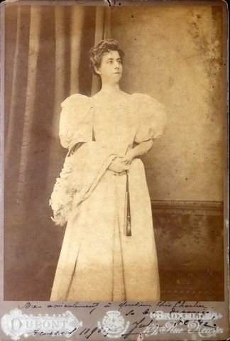 Bie, Julia de (?): - [Kabinettfotografie, Kniestück nach halbrechts]