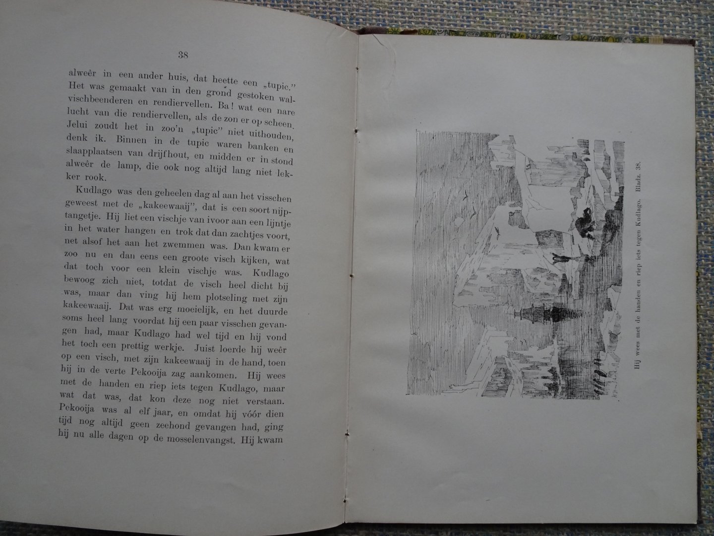 Hichtum, N. van - Uit verre landen I: DE GESCHIEDENIS VAN DEN KLEINEN ESKIMO KUDLAGO. Geïllustreerd door H. en W. van Schaik [de titel op het voorplat is KOEDLAGO]