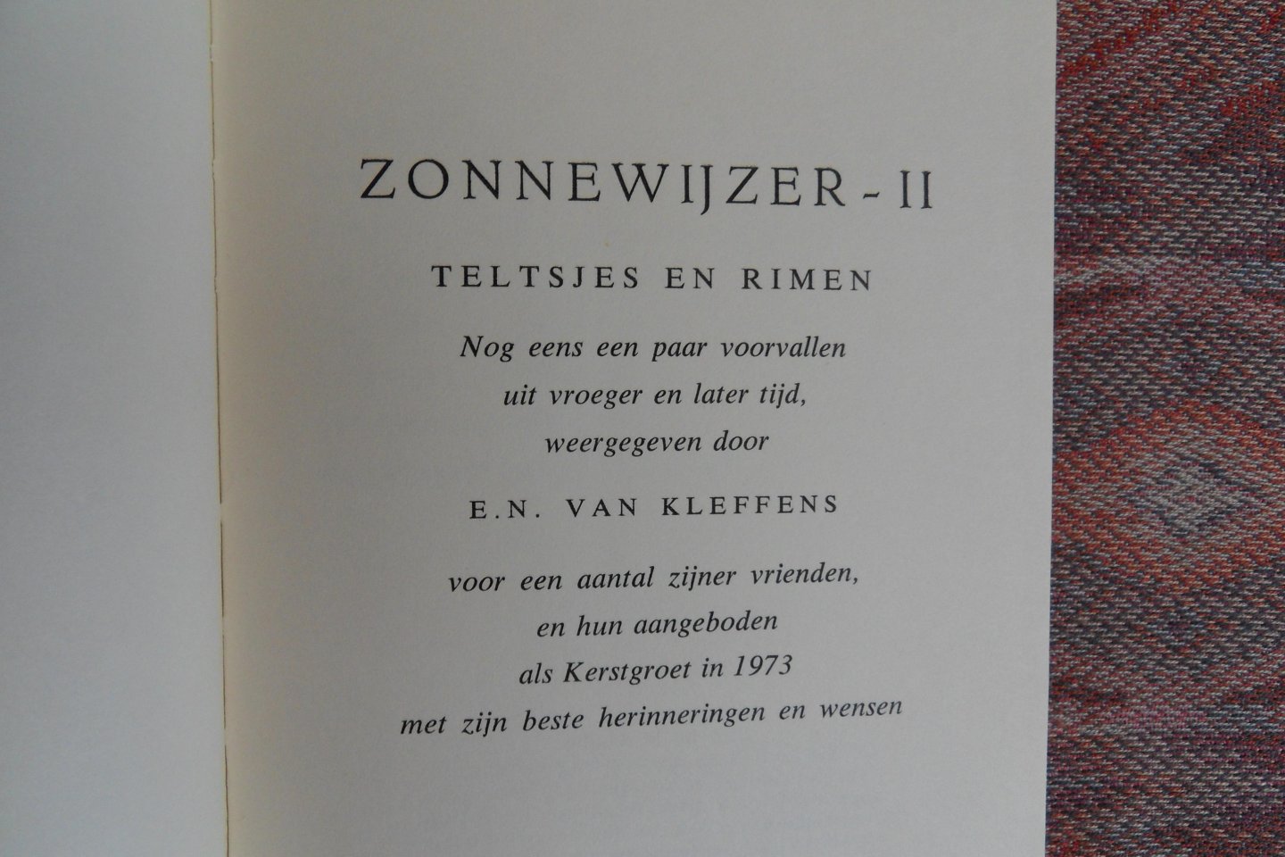 Kleffens, E.N. van. [ ! Met uitgebreide gesigneerde brief en tevens opdracht in het boek van deze oud minister van Buitenlandse zaken in het (oorlogs) kabinet De Geer II en deze ex-voorzitter van de Verenigde Naties ]. - Serenas Tantum Numero Horas. - Zonnewijzer - II. Teltsjes en Rimen.