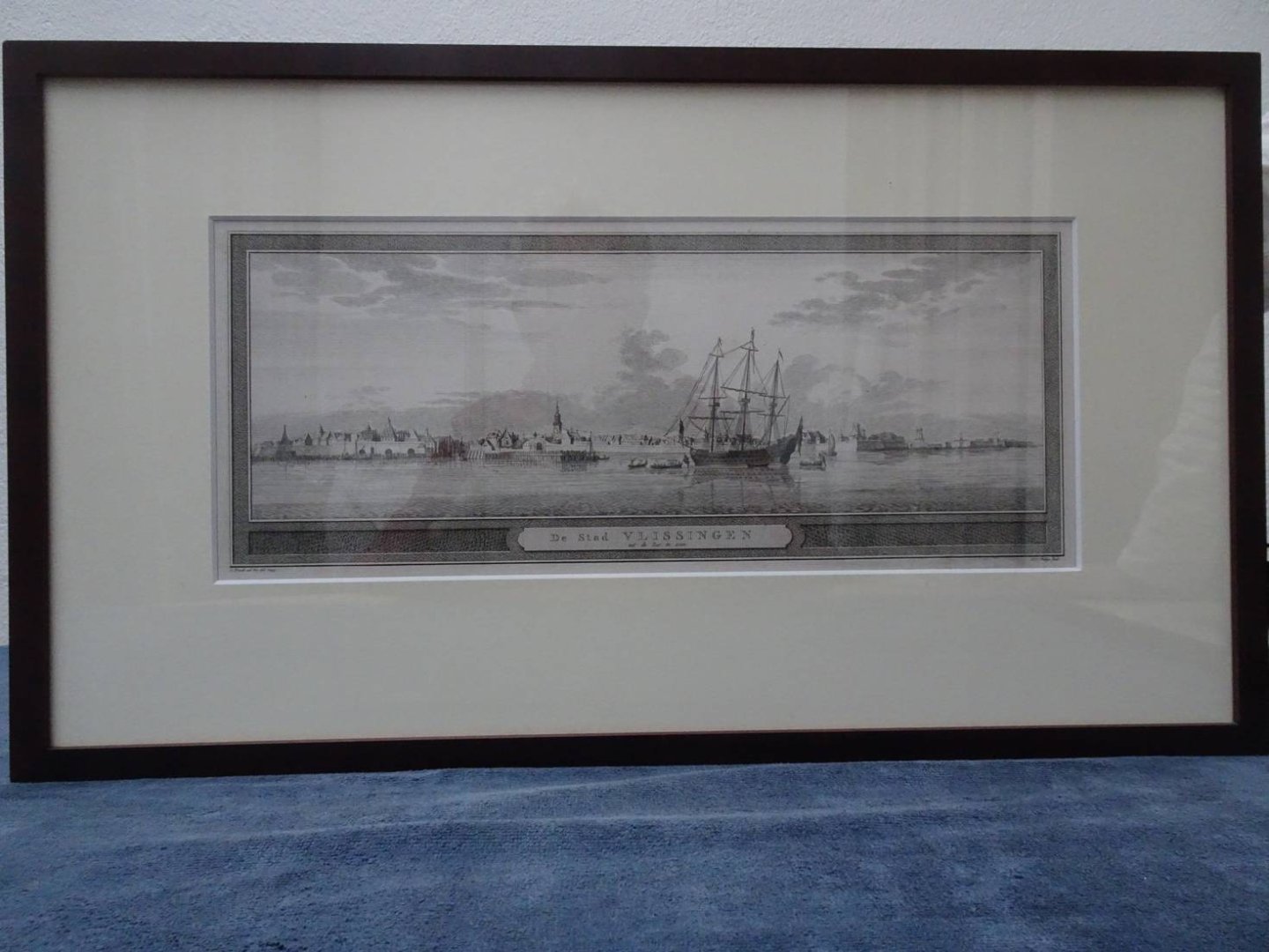 Vlissingen. - De stad Vlissingen uit de zee te zien.