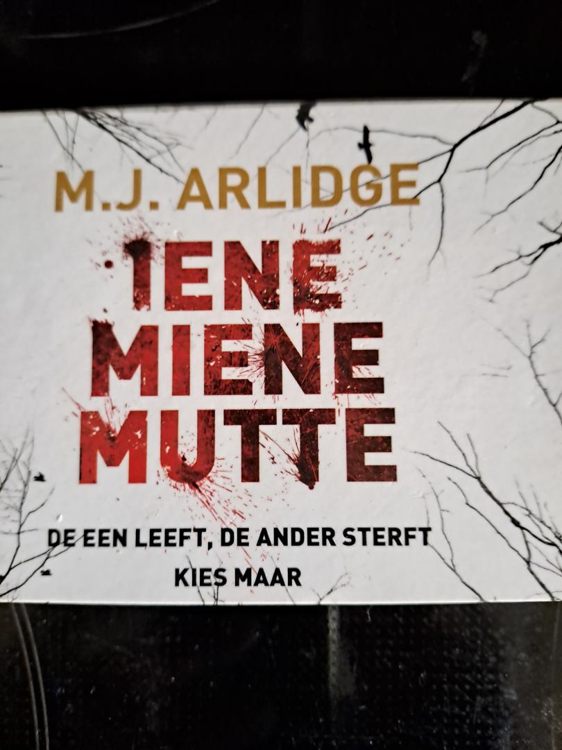 Arlidge, M.J. - Iene Miene Mutte / De een leeft. De ander sterft. Kies maar...