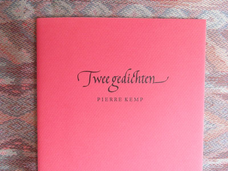 Kemp, Pierre. [met een handgeschreven en gesigneerde opdracht van de drukker]. - Twee gedichten. [ Genummerd ex. 11 / 85 ].