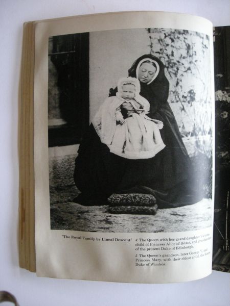 Sansom, W., Introduction / Chapman, H. photographic research - Victorian Life in Photographs