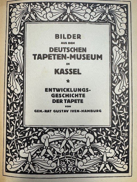 IVEN-HAMBURG, G., - Bilder aus dem Deutschen Tapeten-Museum in Kassel. Entwicklunggeschichte der Tapete/Heimat-Schollen, Dem Kasseler Tapeten-Museum zum 10jahrigen Jubilaum.