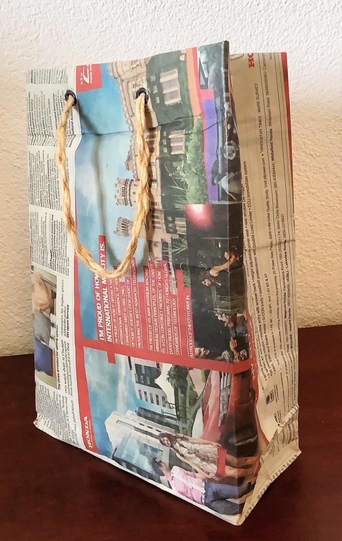 dagbladtas - Tas met touwhengsel vervaardigd uit Indiaas dagblad  Deccan Herald   Engelstalig
