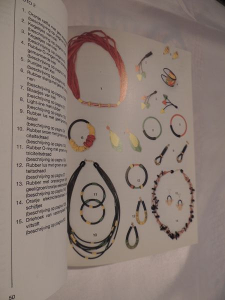 Brink, Pauline & Benschop, Silvia - Sieraden - Een werkboek voor het vervaardigen van sieraden van eenvoudige materialen. Met vele voorbeelden