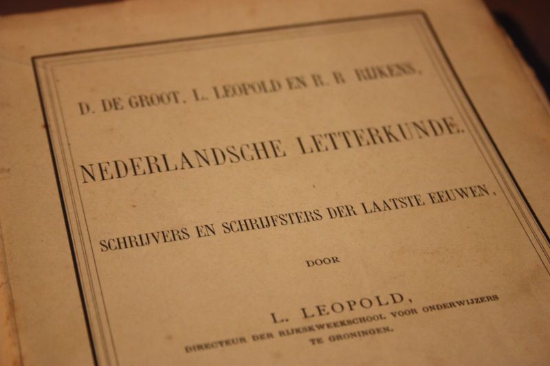 Groot de D., Leopold L. en Rijkens R.R. - Nederlandsche Letterkunde, schrijvers en schrijfsters der laatste eeuwen. eerste deel
