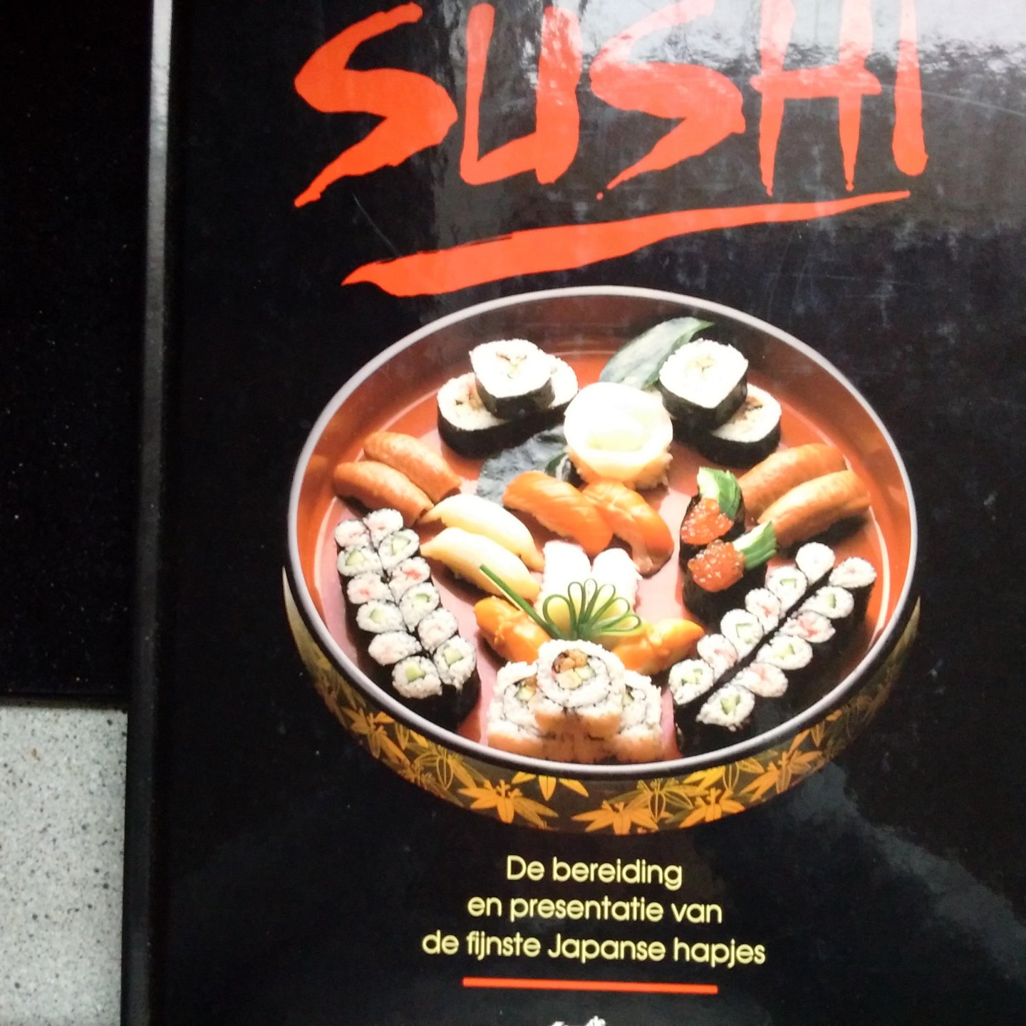 Yamamoto, Katsuji & Hicks, Roger W. - Stap voor stap sushi. De bereiding en presentatie van de fijnste Japanse hapjes