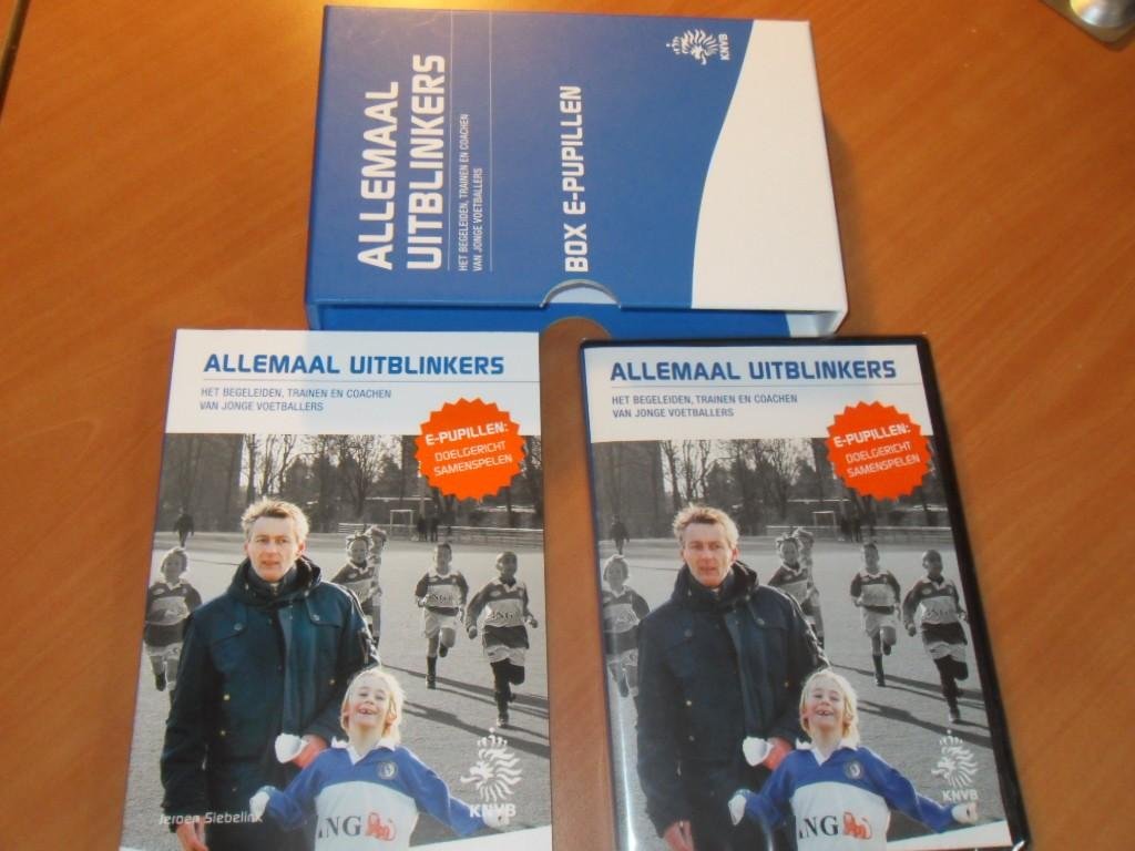 Siebelink, Jeroen - Allemaal uitblinkers. Het begeleiden, trainen en coachen van jonge voetballers. E-pupillen : doelgericht samenspelen. Boek + DVD (nieuw)