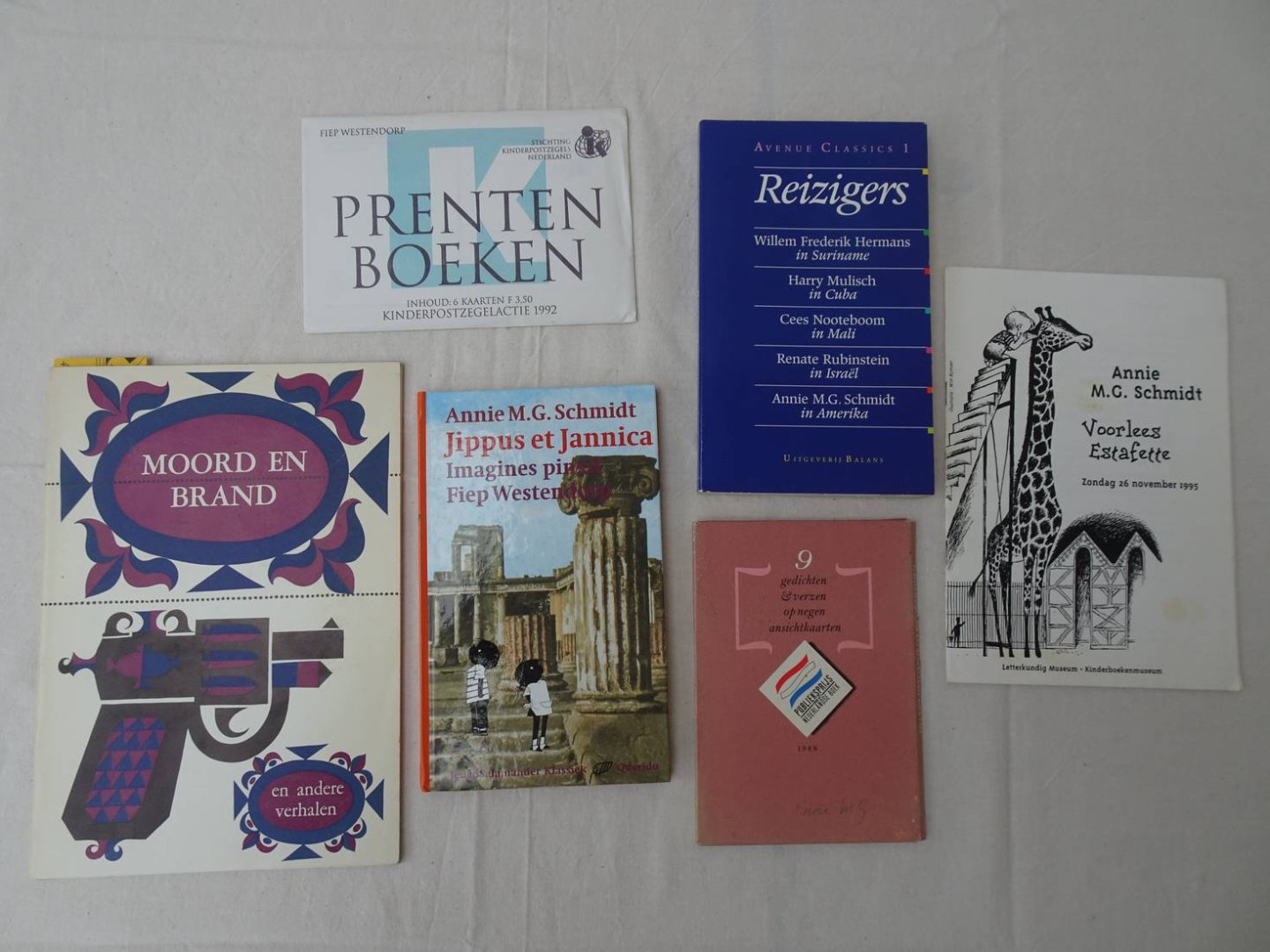 Schmidt, Annie M.G., Fiep Westendorp, et al.. - Fiep Westendorp Prentenboeken. Stichting Kinderpostzegels Nederland. Inhoud: 6 kaarten, Kinderpostzegelactie 1992/ 9 gedichten & verzen op negen ansichtkaarten 1988/ Reizigers. Avenue Classics 1, met een bijdrage van Annie M.G. Schmidt/ Jippus...