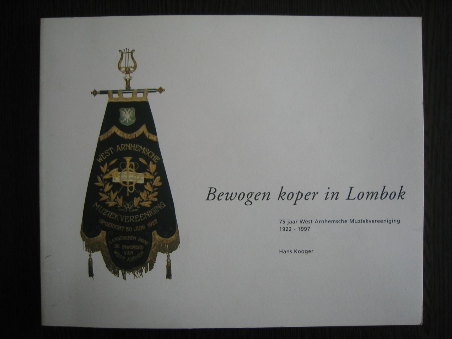 Kooger, Hans - Bewogen koper in Lombok. 75 jaar West Arnhemse Muziekvereeniging 1922-1997.