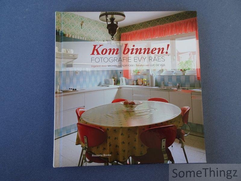 Raes, Evy [fotograaf] - De Vos, Luc en Hendryckx, Michiel [inl.] - Kom binnen! Fotografie Evy Raes, ingeleid door Michiel Hendryckx en teksten van Luce De Vos.
