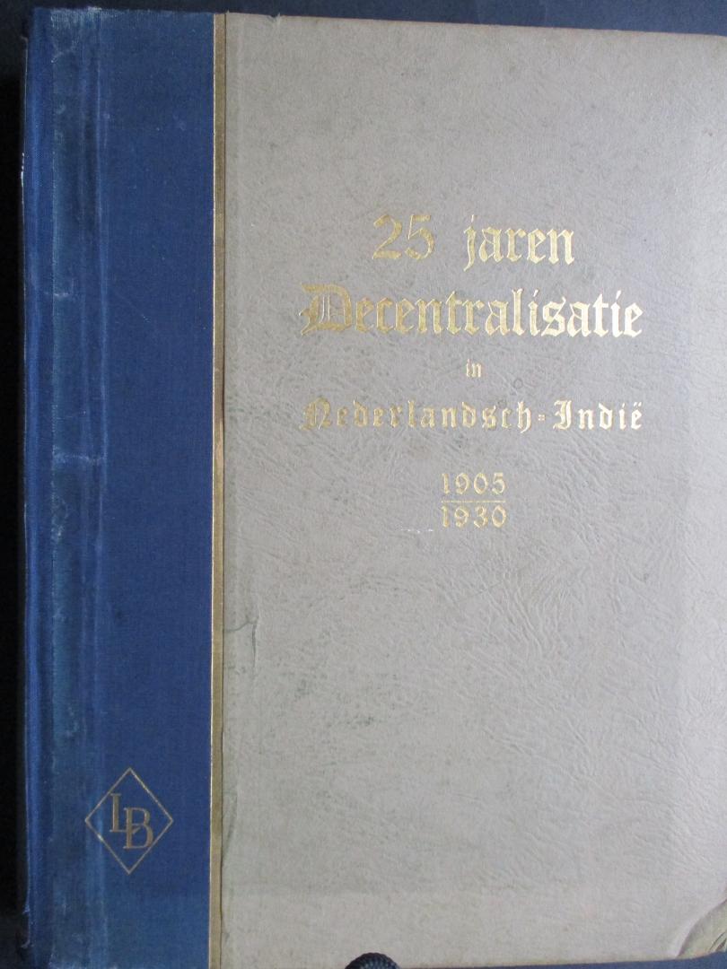 KERCHMAN, F.W.M., (samenstelling) - 25 Jaren Decentralisatie in Nederlandsch-Indië. 1905-1930. Uitgegeven door de Vereeniging voor Locale Belangen te Semarang.