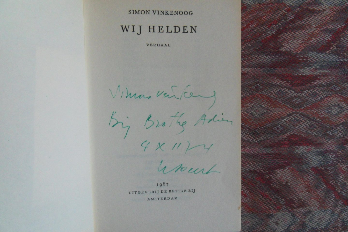 Vinkenoog, Simon. [ Gesigneerde opdracht ]. - Wij Helden.