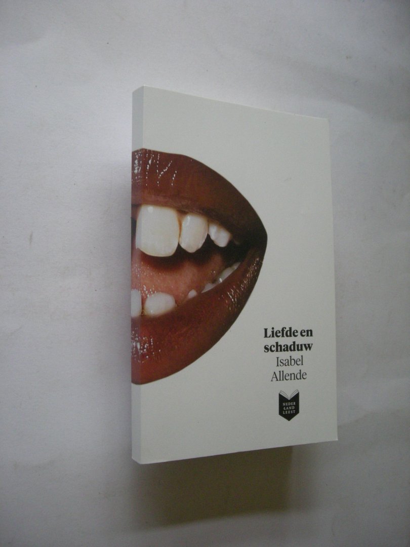 Allende, Isabel / Klatser, G.vert. / Beyer, Noraly, voorwoord / Grieken,R.van, afsluiting / Klatser, G. vert. - Liefde en schaduw. Afsluiting 'Debat als zuurstof voor de democratie'