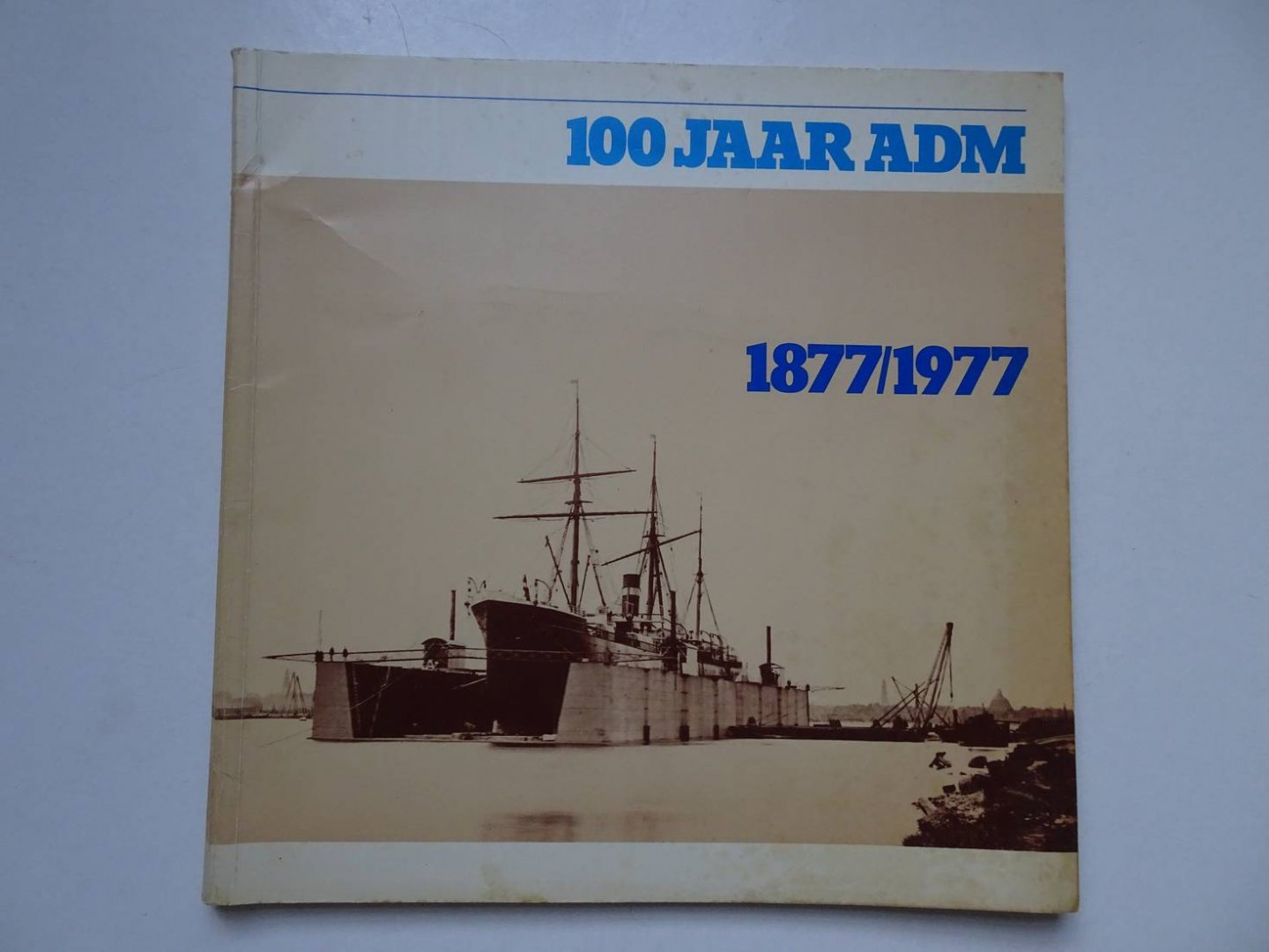 Groen jr., J.A., et al. - Op de golven van een eeuw. 100 jaar ADM (Amsterdamsche Droogdok-Maatschappij) 1877-1977.
