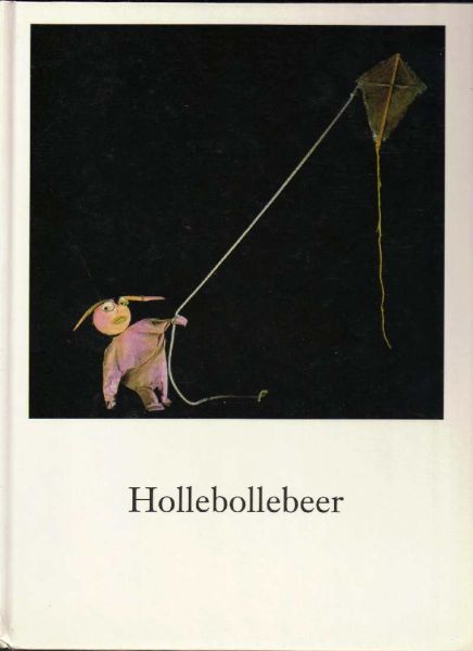 Dalsum, Damiët van met foto`s in kleur van Ton Poortvliet - Hollebollebeer / Deze uitgave is een bewerking van het marionettenspel 'Hollebollebeer' (première 26 december 1986) gemaakt door Damiët van Dalsum