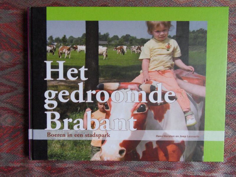 Horsten, Hans (tekst); Lennarts, Joep (foto`s). - Het gedroomde Brabant. - Boeren in een stadspark.