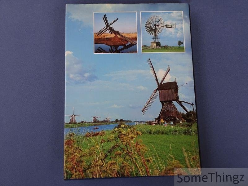 P. Nijhof en Ger Dekkers (fotogr.) - Windmolens in Nederland.