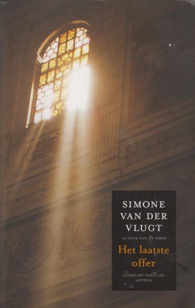 Vlugt (Pseudoniem van Simone Watertor, 15 december 1966 in Hoorn), Simone van der - Het laatste offer. Literaire thriller - Een vermiste archeoloog en een belangrijke archeologische ontdekking in Egypte zullen Birgits ooit zo beschermde leventje totaal op zijn kop zetten.
