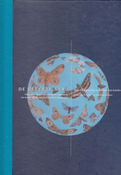 Feil, Marcel (Redactie) ,H.J.A.Hofland; Paul Scheffer (Tekstbijdragen) - De bezette stad. Jonge kunstenaars en ontwerpers reageren op het laatste bezettingsjaar 1944/45 in Amsterdam.