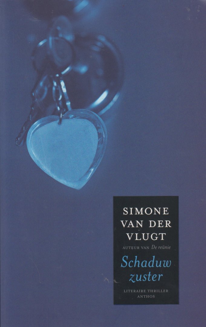 Vlugt (Pseudoniem van Simone Watertor, 15 december 1966 in Hoorn), Simone van der - Schaduwzuster. Literaire thriller - Marjolein is een betrokken, bevlogen docente op een zwarte middelbare school in Rotterdam. Ze wordt tijdens de les bedreigd door een van haar leerlingen. Vanaf dat moment verandert haar leven totaal.