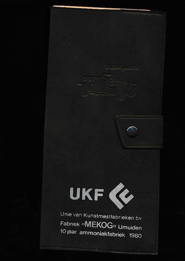 Red. - UKF Unie van Kunstmestfabrieken bv Fabriek MEKOG IJmuiden 10 jaar ammoniakfabriek 1980 Hoes met landkaart