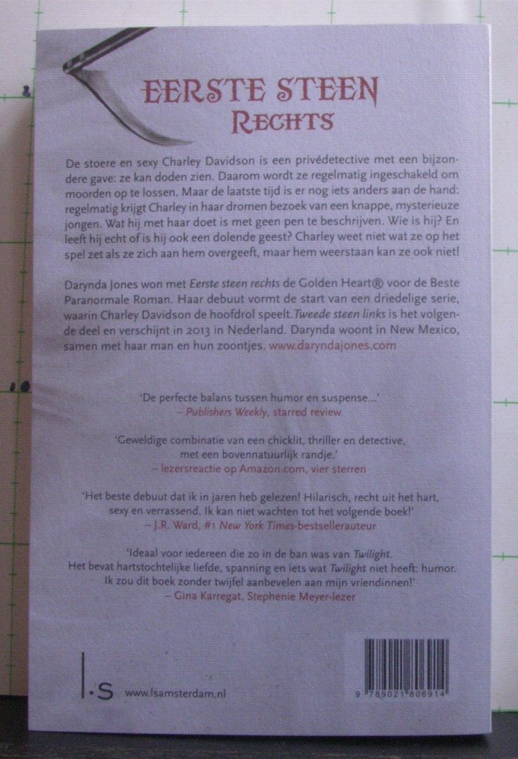 Jones, Darynda - eerste steen rechts