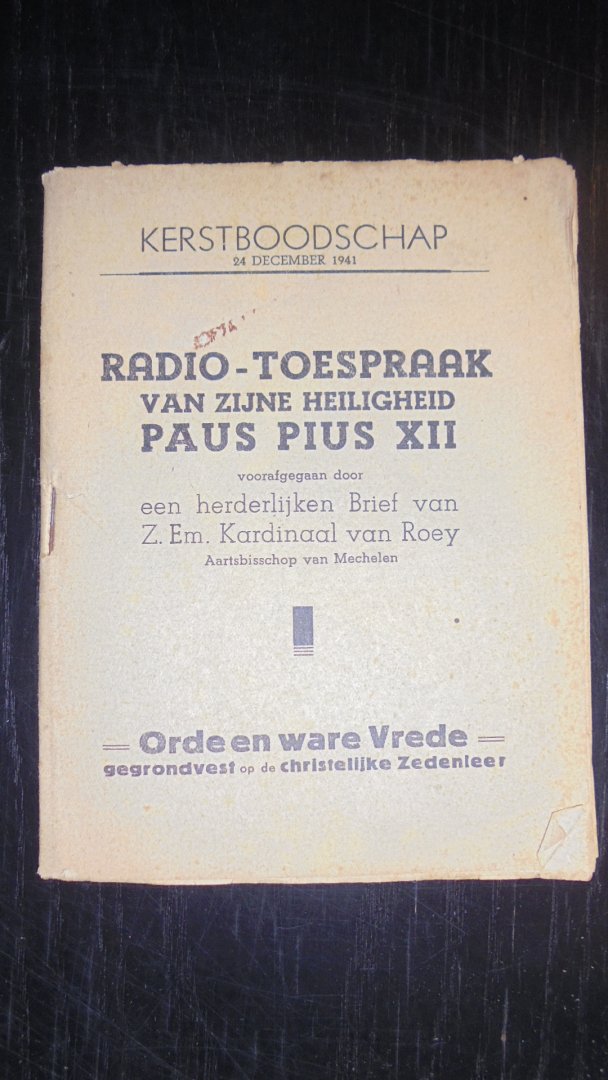 Paus Pius XII - Radio-toespraak van zijne heiligheid  Paus Pius XII, voorafgegaan door een herderlijken Brief van Z. Em. Kardinaal van Roey, Aartsbisschop van Mechelen (Kerstboodschap 24 december 1941)