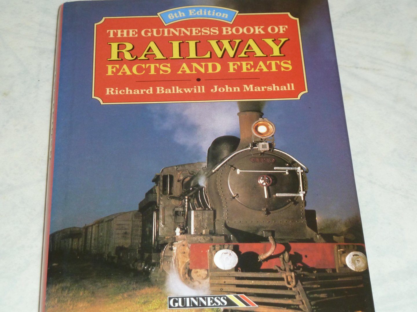 Balkwill, Richard  / Marshall, John - The Guinness Book of Railway. Facts and Feats