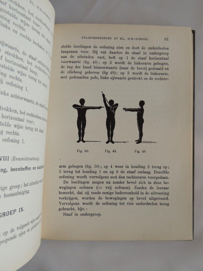 Boom van der J.A. - de vrije, orden, gereedschapsoefeningen gymnastische groepen en veldspelen practische handleiding