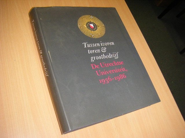 Hermann Walther von der Dunk; Wybo P. Heere; Adriaan Wessel Reinink - Tussen ivoren toren en grootbedrijf de Utrechtse Universiteit, 1936-1986