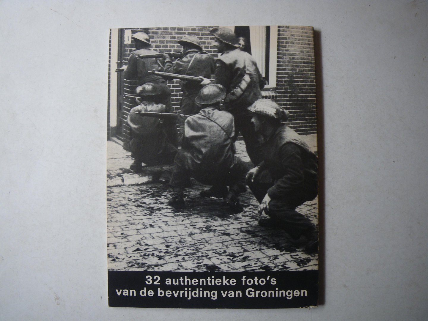 Folkers, (fotobureau) - 32 Authentieke foto's van de bevrijding van Groningen
