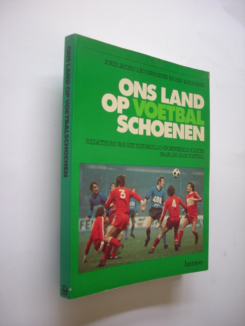 Jacops, J., Verhoeven, L. en VanDoorne, B.Jacobs - Ons land op voetbalschoenen. Redacteurs van het Nieuwsblad Sportwereld kijken naar 100 jaar voetbal