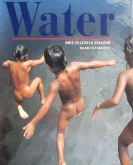 Vereecken, Bas / Bergh, Reinout van den (fotografie) - Water. Drie culturen zoekend naar evenwicht