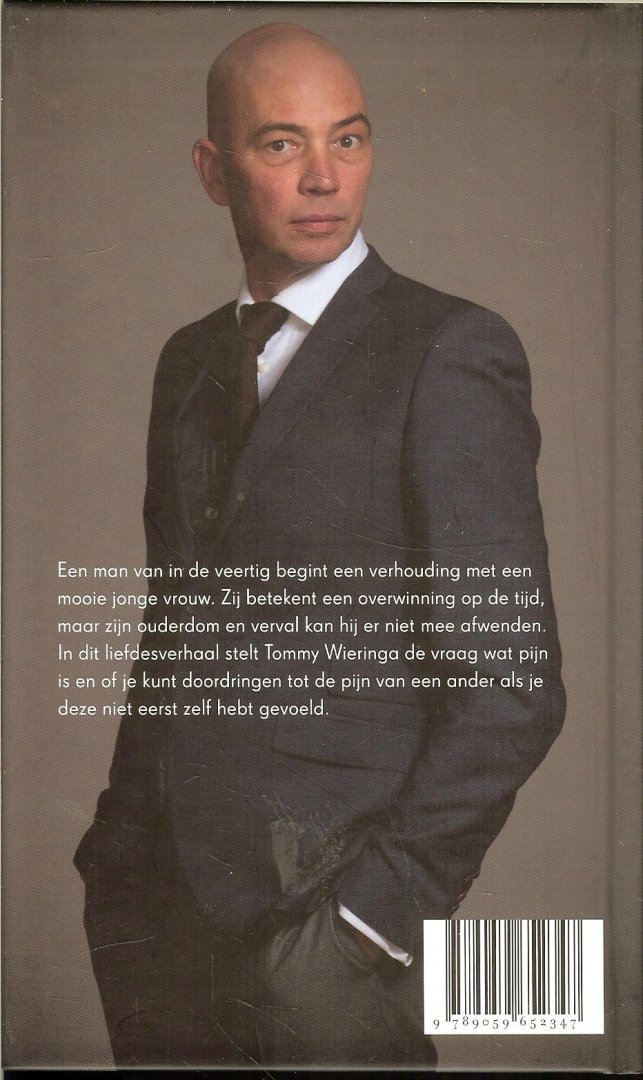 Wieringa Tommy  (20 mei 1967 - Goor Overijssel) Omslagontwerp Brigitte Slangen  en Foto auteur Keke Keukelaar  Beeld schutbladen Katsushika Housai  Fuji en Kersenbloesem  Opmaak binnenwerk Peter Verey  en Martien Frijns - Een mooie jonge vrouw  ..  Een man van in de veertig begint een verhouding met een mooie jonge vrouw. Zij betekent een overwinning op de tijd, maar zijn ouderdom en verval kan hij er niet mee afwenden.