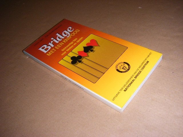 Cees Sint; Ton Schipperheyn - Bridge met een knipoog lichtvoetige tips voor bieden en spelen